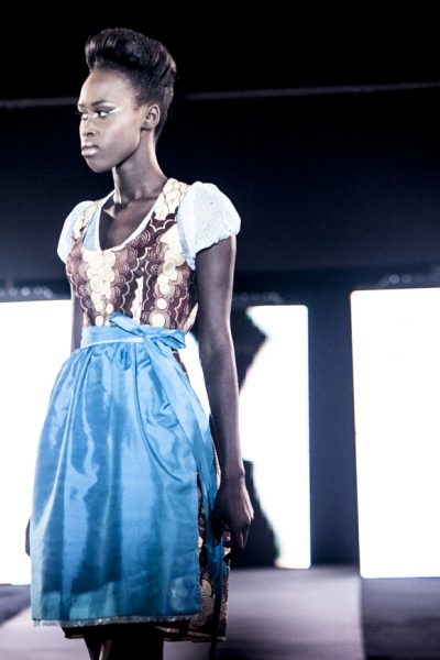 Paillettenakzent am Dirndl im Waxprint aus Ghana © Sharon Lomanno